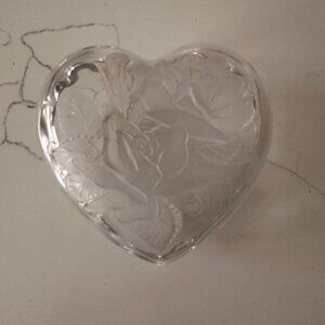 Vintage Home Beautiful Winter Rose heart-shaped glass trinket box